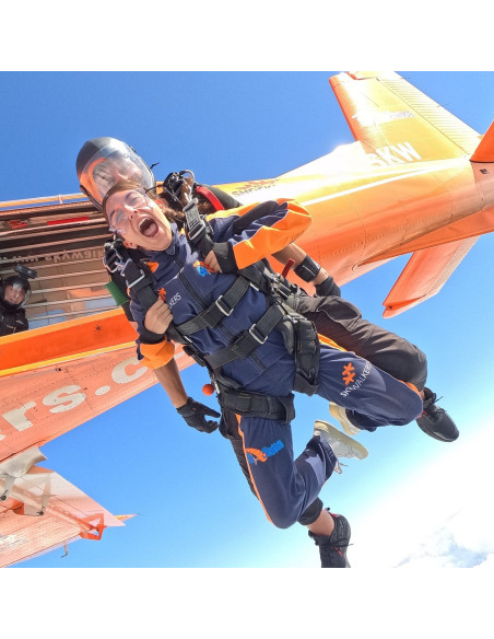 Tandem jump from 3,000 meters (25 seconds of free fall)