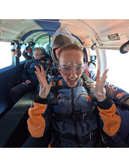 Tandem jump from 3,000 meters (25 seconds of free fall)