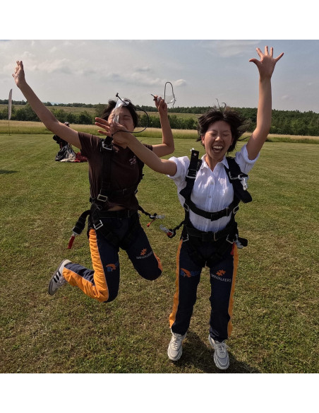 Tandem jump from 3,000 meters (25 seconds of free fall)