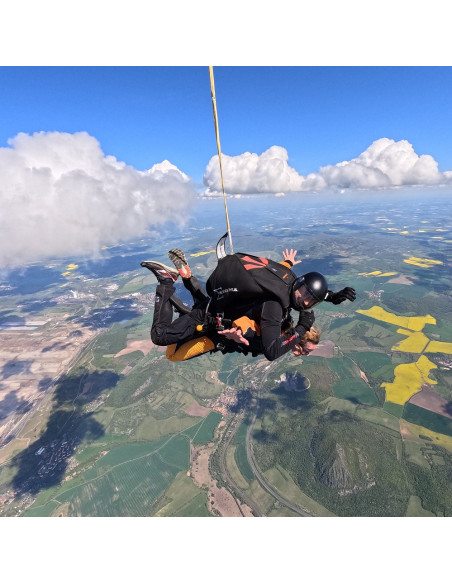 Tandem jump from 3,000 meters (25 seconds of free fall) (ACTION DISCOUNT)