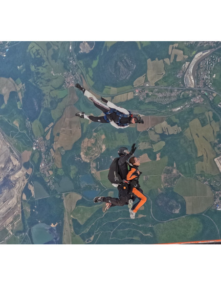 Tandemsprung aus 3.000 Metern + Video & Fotos + zusätzliche Selfie-Aufnahmen (PROMO-RABATT)